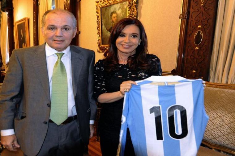 A Presidente e o diretor técnico. A Presidente e o diretor técnico.